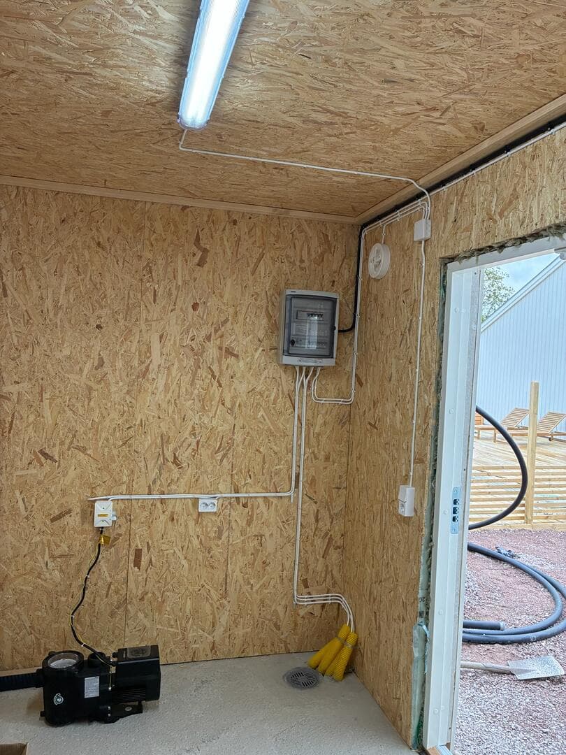 Elinstallation och nätverksdragning med tydlig kabeldragning